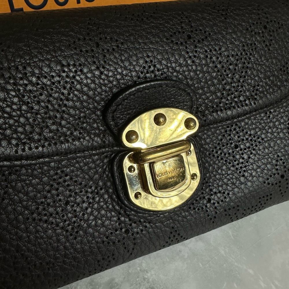 🔥 LOUIS VUITTON MAHINA LEATHER BLACK AMELIA WALLET🔥 - Picture 6 of 11